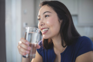 3 ways drinking water can help your teeth